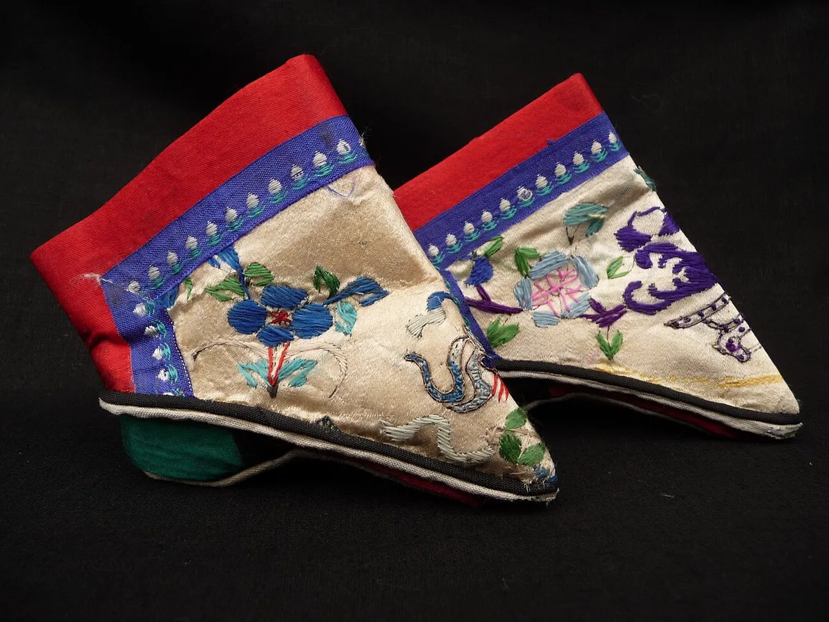 服飾與隨身用品示意圖：Chinese Ladies Footbinding Shoes QM r
