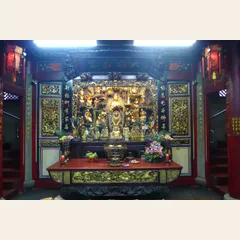 羅東震安宮觀音佛祖神龕，兩側分立善財童子與龍女